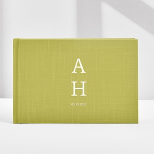Peut inclure: Un livre à couverture rigide vert citron avec les initiales blanches "A H" et la date "05.19.2025" imprimées en dessous. Le livre a une couverture en tissu texturé et un design épuré et minimaliste.
