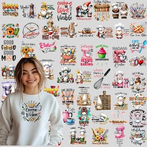 Op de afbeelding: Een wit sweatshirt met een kleurrijk grafisch ontwerp met een kroon en de tekst "Queen of the Kitchen". De grafiek bevat ook keukengerei zoals een garde, een deegroller en een spatel. De achtergrond van de afbeelding is een collage van verschillende keukenontwerpen met tekst zoals "Cooking is Love", "Baking is My Superpower" en "Just a Girl Who Loves to Bake".
