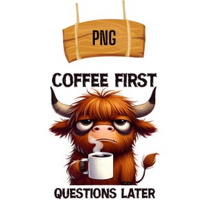 Op de afbeelding: Een cartoonillustratie van een Schotse Hooglander met een chagrijnige uitdrukking die een kop koffie vasthoudt. De tekst "COFFEE FIRST QUESTIONS LATER" staat onder de koe.