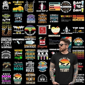 Peut inclure: Un t-shirt noir avec un graphique de style vintage qui dit "Relax the Bartender is Here". Le graphique présente un coucher de soleil, deux mains tenant un verre à cocktail et le texte dans une police rétro. Le t-shirt est porté par une personne portant des lunettes de soleil.