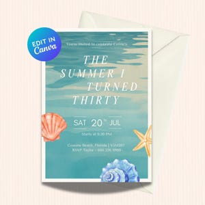 Puede incluir: Una invitación con temática de verano con el texto "THE SUMMER I TURNED THIRTY". La invitación presenta ilustraciones de acuarela de conchas marinas y una estrella de mar sobre un fondo azul y blanco. La fecha es el sábado 20 de julio.