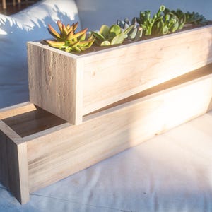 Handgemaakte succulente plantenbak van cederhout op tafel | Kleine kruiden- en bloembak | Aanpasbaar rustiek tafeldecor