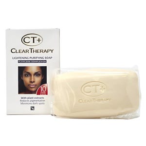 Puede incluir: Una barra de jabón blanca con el texto "CT+ CLEAR THERAPY" en el frente. El jabón está envuelto en plástico transparente y se muestra junto a una caja de producto con el rostro de una mujer. La caja tiene el texto "CT+ CLEAR THERAPY LIGHTENING PURIFYING SOAP FLAWLESS COMPLEXION" en el frente. La caja también tiene el texto "10 JOURS DAYS" y "With plant extracts Reduces pigmentation Minimizes dark spots".