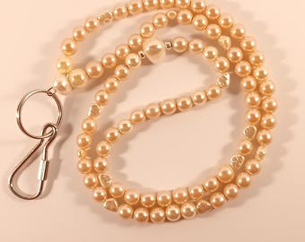 Llavero de oro rosa reutilizado: perlas artificiales y cuentas acrílicas, un regalo para ella.