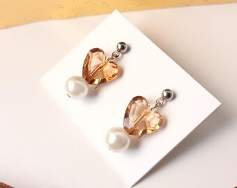 Pendientes de corazón acrílico: Perla blanca sintética reciclada, joyería sostenible