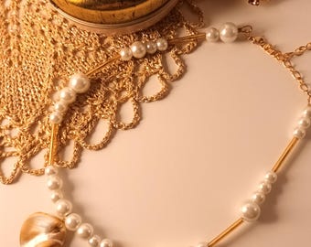 Collar con colgante de concha marina, perlas blancas y cristal dorado