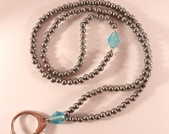 Llavero de cuentas recicladas: joyería sostenible en gris, azul y plata, un regalo para ella.