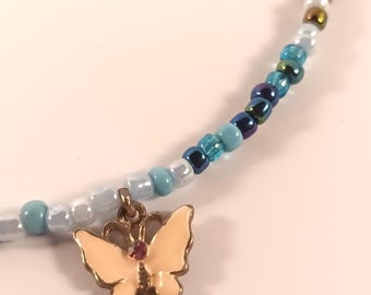 Gargantilla con colgante de mariposa: collar de cuentas de vidrio reciclado