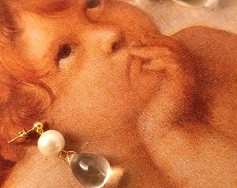 Pendientes colgantes de perla y cristal bañados en oro reciclado: joyería sostenible, un regalo de Navidad único para ella.