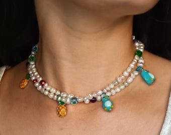 Gargantilla de perlas recicladas: colgantes, cuentas de vidrio y cadena de acero inoxidable.