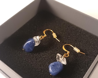 Pendientes colgantes de lapislázuli dorado: piedra preciosa azul vintage y cristal de montaña transparente