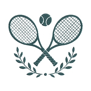 Pode incluir: Design bordado em verde-azulado com duas raquetes de tênis cruzadas, uma bola de tênis e uma coroa de louros. As raquetes apresentam encordoamento detalhado e a bola tem costuras visíveis. Adequado para artigos esportivos.