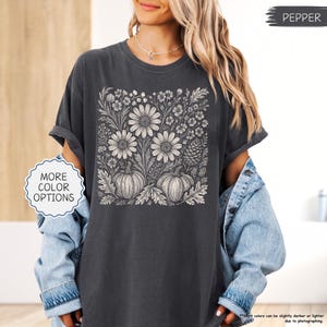 Comfort Colors® Boho Fall Floral Shirt, Retro Fall Tshirt, Autumn Vibes Shirt, Pumpkin Season Graphic Tee, Vintage Fall Pumpkin T-shirt bild 3