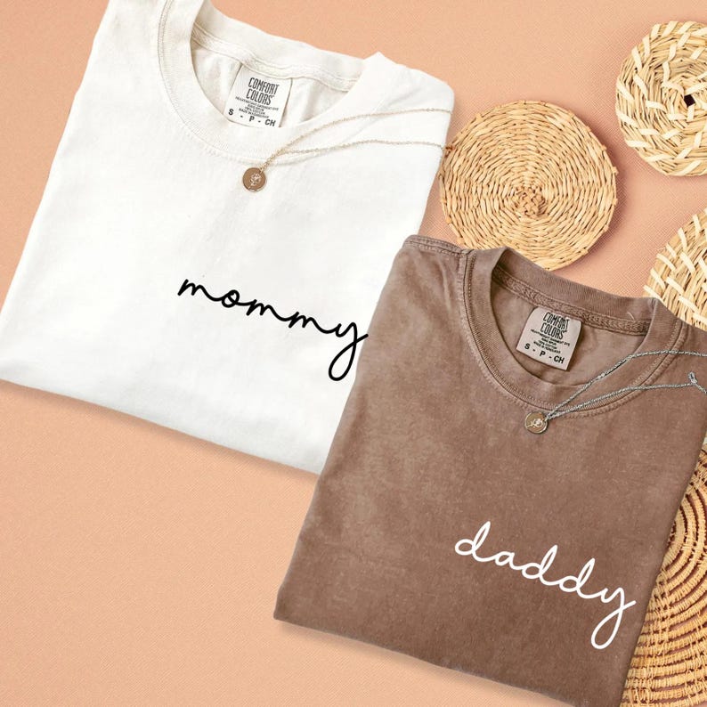 Comfort Colors®Mommy and Daddy Shirts,Mommy and Daddy Tees,Mom Dad Pocket Tee, Cute Mom Dad Shirts,Pregnancy Reveal Tees,Matching Tees Shirt immagine 2