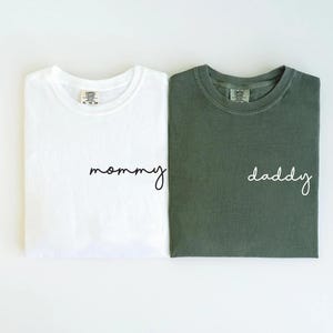 Comfort Colors®Mommy and Daddy Shirts,Mommy and Daddy Tees,Mom Dad Pocket Tee, Cute Mom Dad Shirts,Pregnancy Reveal Tees,Matching Tees Shirt immagine 5