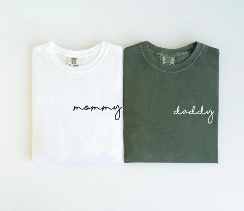 Comfort Colors®Mommy and Daddy Shirts,Mommy and Daddy Tees,Mom Dad Pocket Tee, Cute Mom Dad Shirts,Pregnancy Reveal Tees,Matching Tees Shirt immagine 5