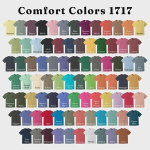 Pu&ograve; includere: Una tabella colori per le t-shirt Comfort Colors 1717, che mostra una griglia di t-shirt a maniche corte in varie tonalit&agrave; tra cui banana, alloro, bacca, nero, fiore, blue jean, abete, mora, mattone, salmone, marrone, arancio bruciato, burro e molte altre.