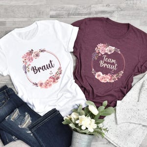 Pode incluir: Duas camisetas brancas e bord&ocirc; com desenhos florais e o texto "Braut" e "Team Braut".