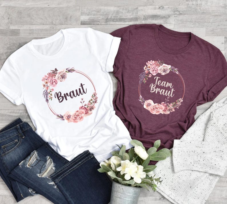 Pode incluir: Duas camisetas brancas e bord&ocirc; com desenhos florais e o texto "Braut" e "Team Braut".