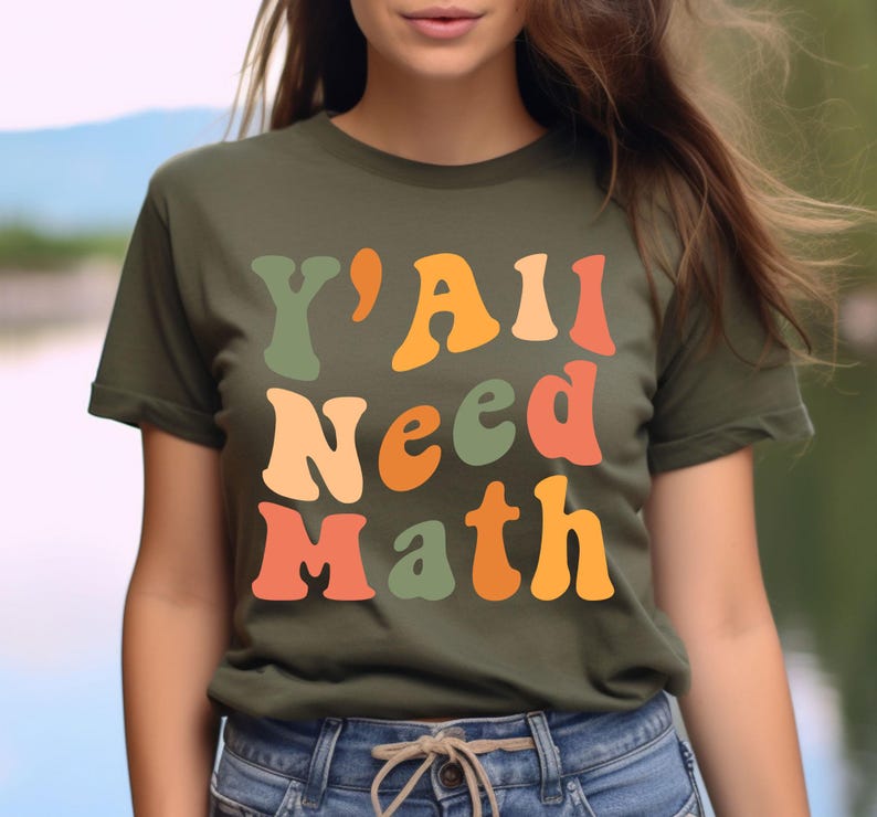 K&ouml;nnte beinhalten: Ein gr&uuml;nes T-Shirt mit dem Text "Y'all Need Math" in bunten Retro-Lettern.