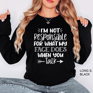 K&ouml;nnte beinhalten: Schwarzes Langarmshirt mit wei&szlig;em Text, der "Ich bin nicht verantwortlich f&uuml;r das, was mein Gesicht tut, wenn du sprichst" lautet, mit Pfeilen, die nach links und rechts zeigen.