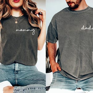 Comfort Colors®Mommy and Daddy Shirts,Mommy and Daddy Tees,Mom Dad Pocket Tee, Cute Mom Dad Shirts,Pregnancy Reveal Tees,Matching Tees Shirt immagine 7