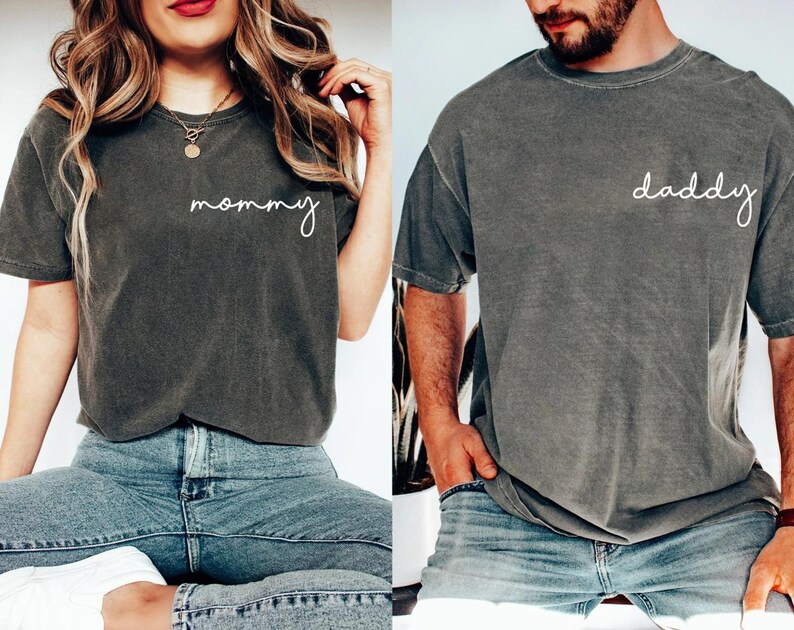 Comfort Colors®Mommy and Daddy Shirts,Mommy and Daddy Tees,Mom Dad Pocket Tee, Cute Mom Dad Shirts,Pregnancy Reveal Tees,Matching Tees Shirt immagine 7