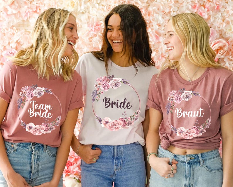 Pode incluir: Tr&ecirc;s amigas vestindo camisetas combinando com coroas de flores e o texto "Team Bride", "Bride" e "Braut".