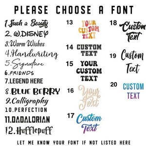 K&ouml;nnte beinhalten: Ein Bild mit der Aufschrift "PLEASE CHOOSE A FONT" und einer Auswahl von Schriftarten, nummeriert von 1 bis 20. Jede Schriftart wird mit einem Beispieltext angezeigt, einschlie&szlig;lich Optionen f&uuml;r benutzerdefinierten Text.