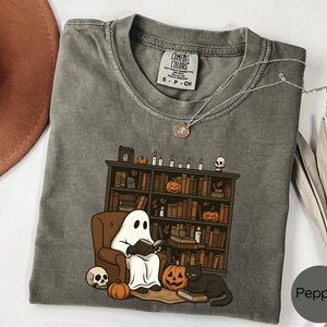 Retro Ghost Reading Books T-shirt, Librarian Ghost Halloween, Halloween Teacher T-shirt, Halloween Shirt, Teacher Gift, Boo School