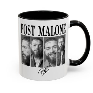 Può includere: Tazza in ceramica bianca con bordo e manico neri. La tazza presenta un'immagine in bianco e nero di Post Malone con la sua firma. Il testo "POST MALONE" è stampato in nero sopra l'immagine.