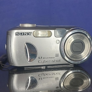 Sony Cybershot DSC-P93 compact Digital Camera 5.1MP. Working Y2K Digital Silver. Tested.