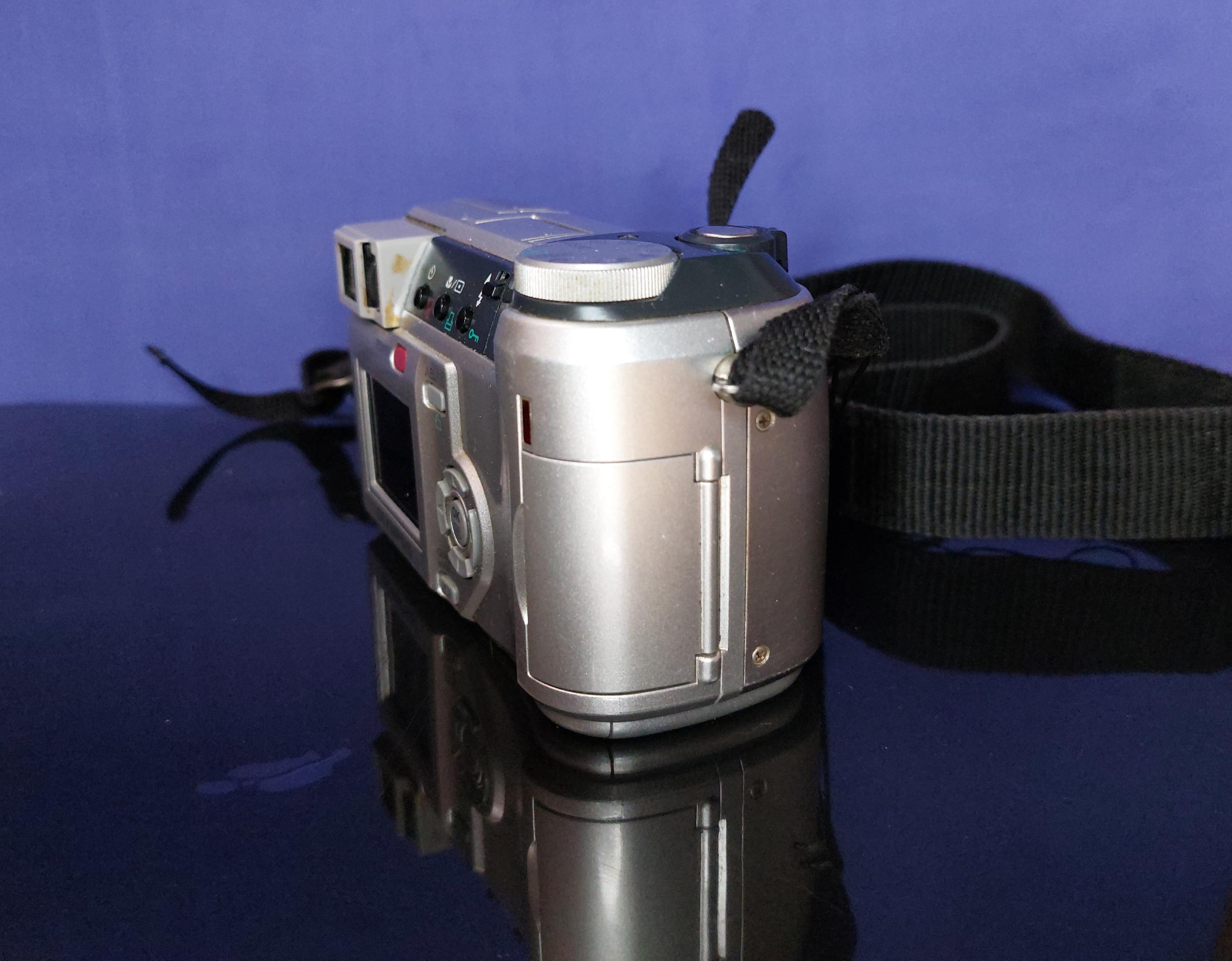 オリンパス CAMEDIA C-740 Ultra Zoom: 2000年代 3.2MP デジタルカメラ