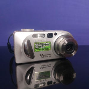 Sony Cybershot DSC-P8: fotocamera digitale retrò Y2K da 3,2 MP con memoria da 4 GB
