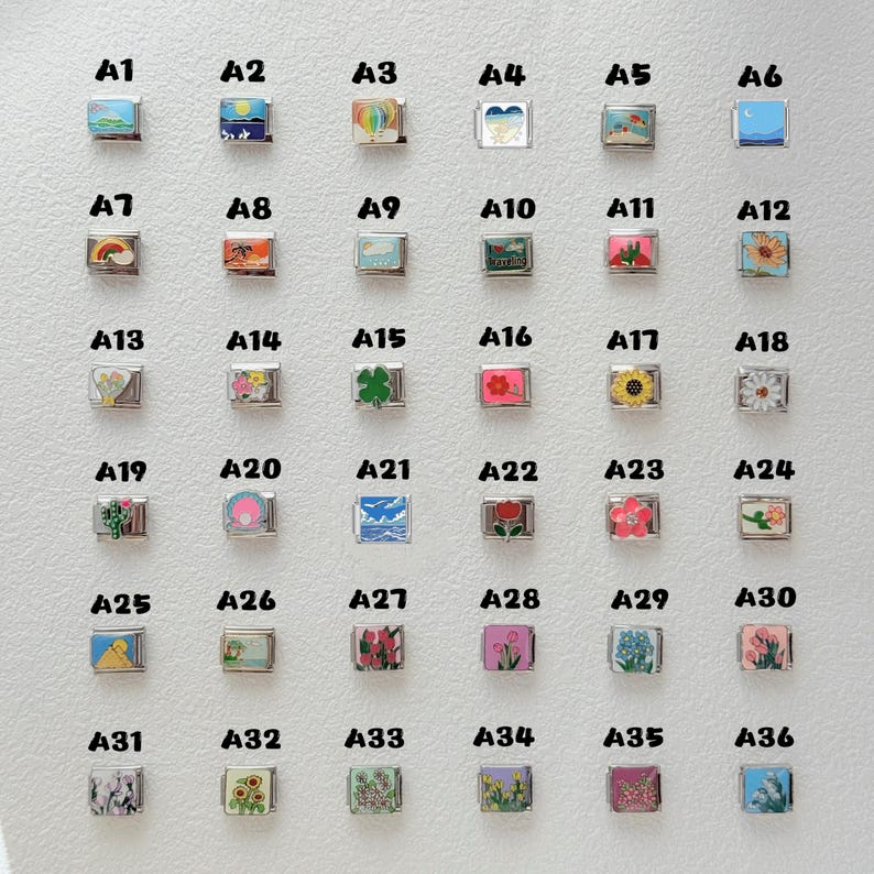 Pu&ograve; includere: Una collezione di 36 piccoli charm quadrati con vari disegni colorati. Ogni charm ha una cornice in metallo color argento e presenta immagini come paesaggi, fiori e motivi astratti. Gli charm sono disposti in una griglia, etichettati da A1 a A36.