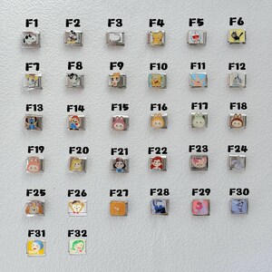 Pu&ograve; includere: Una collezione di 32 ciondoli quadrati con vari disegni di personaggi dei cartoni animati. Ogni ciondolo &egrave; incastonato in una cornice di metallo color argento. I ciondoli presentano personaggi come Topolino e Pikachu.