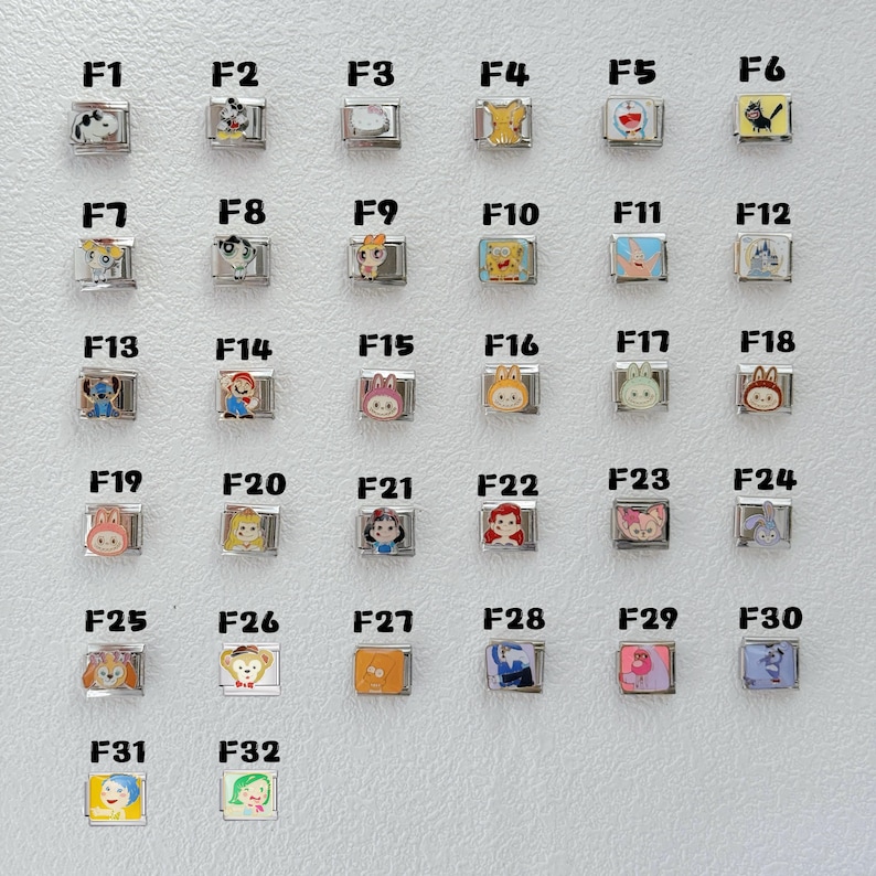 Pu&ograve; includere: Una collezione di 32 ciondoli quadrati con vari disegni di personaggi dei cartoni animati. Ogni ciondolo &egrave; incastonato in una cornice di metallo color argento. I ciondoli presentano personaggi come Topolino e Pikachu.