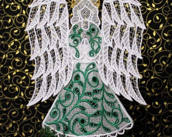 Peut inclure: Une décoration de sommet d'arbre de Noël en dentelle blanche avec des accents verts et dorés. L'ange a de grandes ailes et une robe fluide.