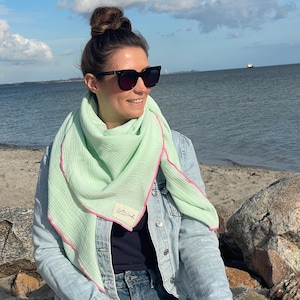 Damessjaal van mousseline in mintgroen met roze bies – XXL driehoekige sjaal van katoen, lichtgewicht en zacht, voor dagelijks gebruik en op reis, van Salt & Sand.