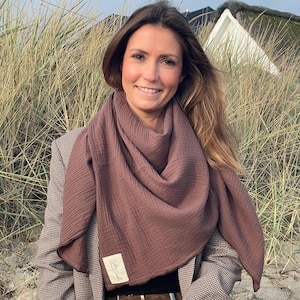 Muslin scarf for women, brown – XXL triangular scarf made of cotton | Cozy scarf for autumn and winter by Salt & Sand
