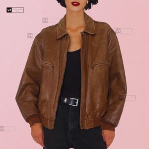 Blouson aviateur en cuir pure fleur pour femme, blouson surdimensionné en cuir de mouton marron coupe droite. Blouson en cuir pour femme, Blouson en cuir souple pour femme
