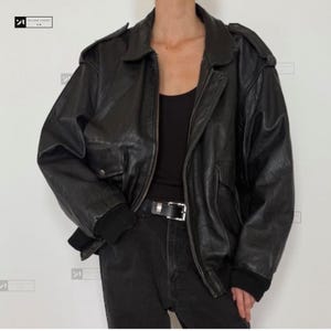 Blouson aviateur classique en cuir noir pour femme, veste surdimensionnée en cuir de mouton coupe droite. Blouson en cuir pour femme, Blouson en cuir souple pour femme