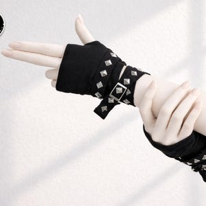 Guantes negros sin dedos con tachuelas / Accesorio de estilo gótico punk urbano con correa envolvente