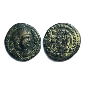 Peut inclure: Deux pièces de monnaie antiques en bronze. L'une représente un profil humain, l'autre des figures. Les pièces ont une patine sombre et vieillie, avec des détails visibles des gravures. Les pièces sont circulaires et ont un bord en relief.