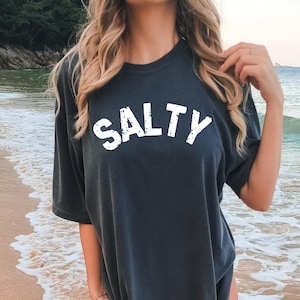 Camiseta Salty de Comfort Colors® - Camisa de playa de moda - Camisa de verano - Camisa de vacaciones - Ropa elegante para niñas - Conjuntos de verano lindos para mujeres