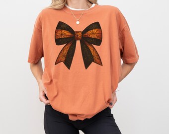 Comfort Colors® Halloween Bow Shirt, Kokettes Halloween Shirt, gruseliges Saison T-Shirt, Damen Halloween Tshirt, Retro Halloween Shirt, Herbst Shirt