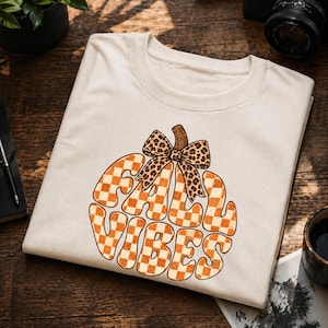 Camiseta con estampado de calabazas estilo otoño, camiseta preppy con lazo de leopardo de Comfort Colors, camiseta gráfica a cuadros para otoño, camiseta retro con estilo otoñal.