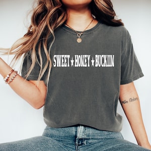 Camiseta vaquera vintage SWEET HONEY BUCKIIN' de Comfort Colors®, camiseta vaquera Y2K para bebé, camiseta vaquera de despedida de soltera, camisa vaquera retro
