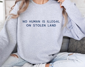 Kein Mensch ist Illegal Sweatshirt, Stolen Land Shirt, Aktivist-T-Shirt für soziale Gerechtigkeit, Anti-Rassismus- Gleichheits-Shirt, Ureinwohnerrechte-Protest-Oberteil