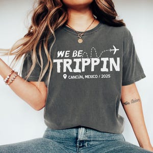 Comfort Colors® We Be Trippin&#39; Custom Vacation Shirts - Personalized Trip Outfits, Matching Shirts, Funny Family Vacation Shirts with City